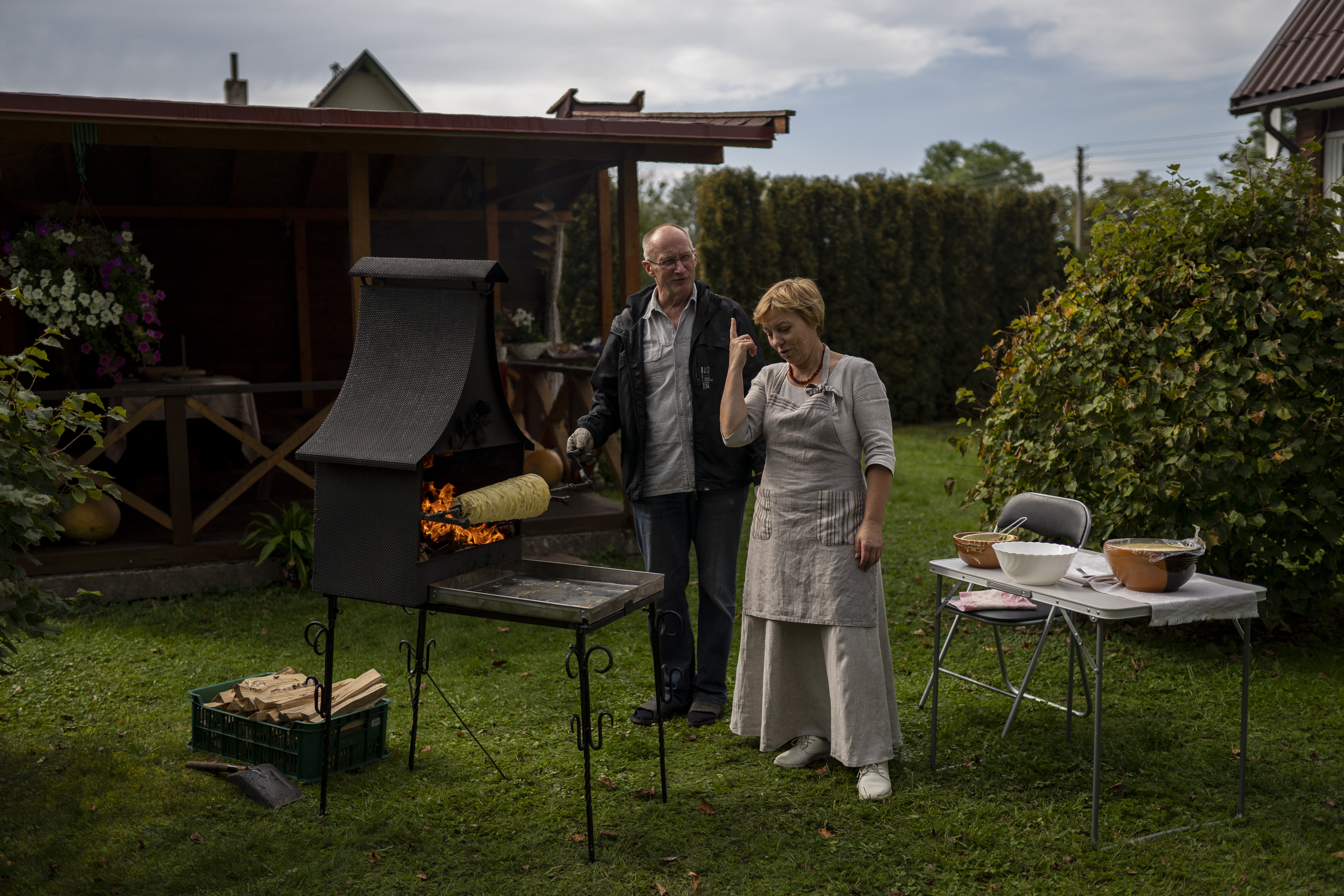 Ona and her husband speak about the chances of the rain picking up on a breezy day in Zūbiškės (AtlasNetwork.org Photo/Bernat Parera).