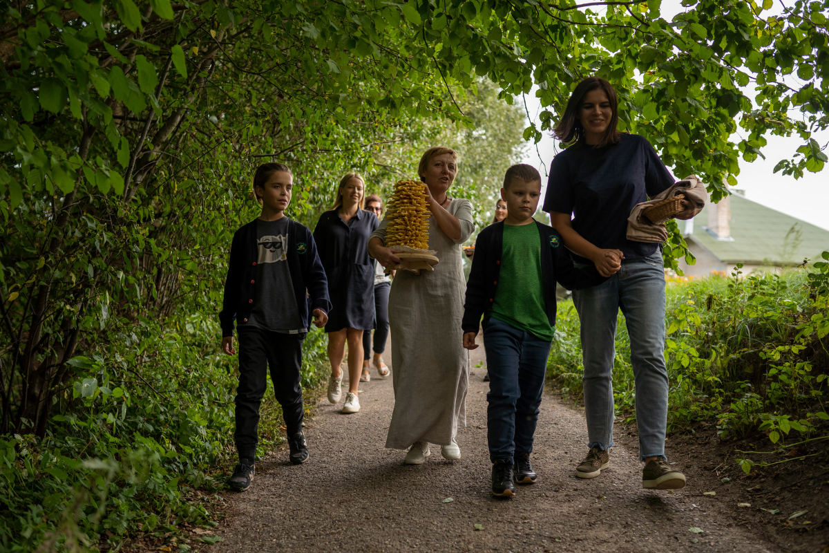 Ona walks with staff of the Lithuanian Free Market Institute to enjoy the cake alongside the Neris River in Zūbiškės (AtlasNetwork.org Photo/Bernat Parera).