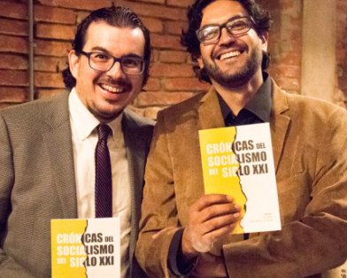Luis Espinosa Goded (left) and Andrés Ortiz Lemos present Crónicas del Socialismo del Siglo XXI. Photo Credit: Luis Argüello / PlanV.